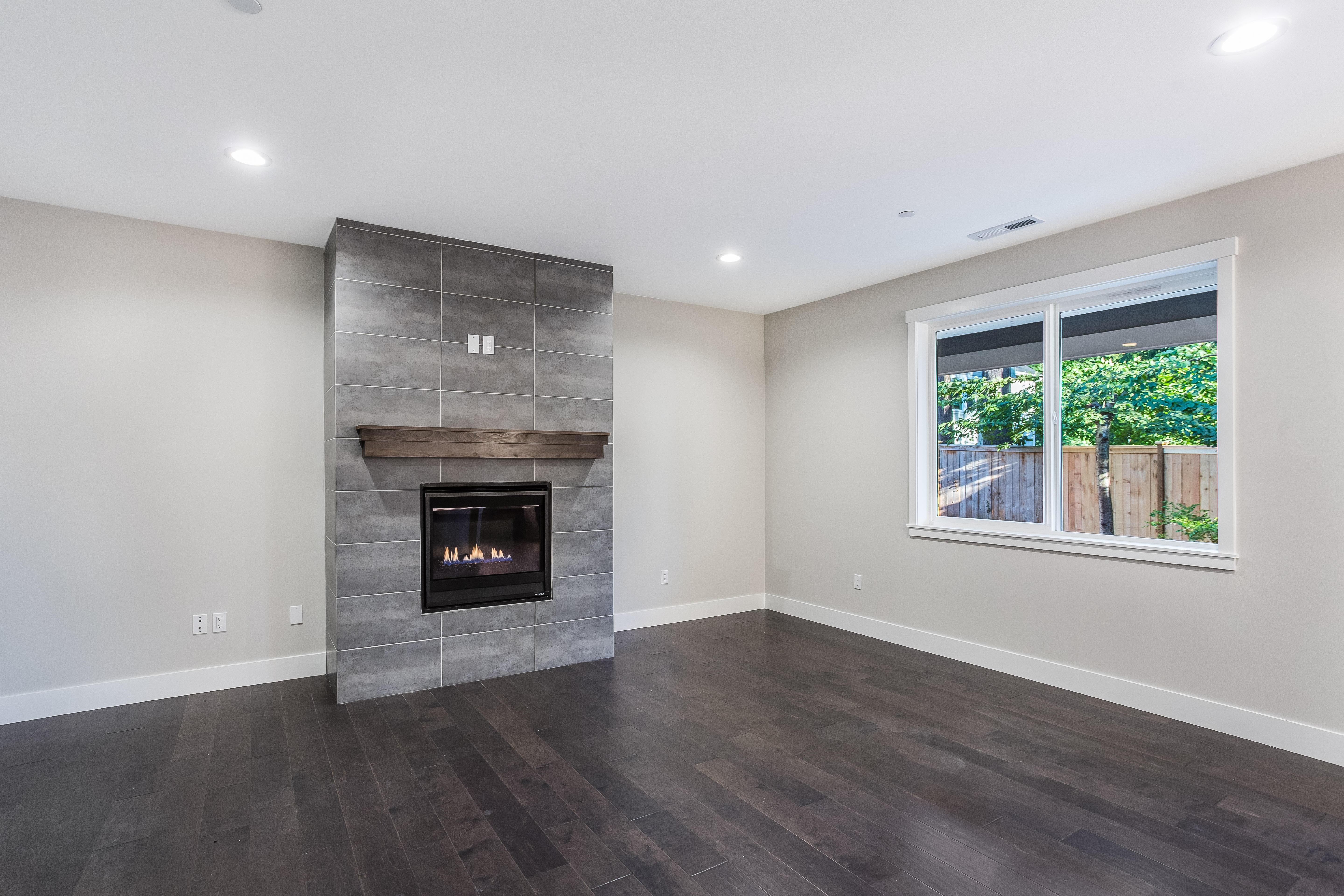 Living room w/ gas fireplace